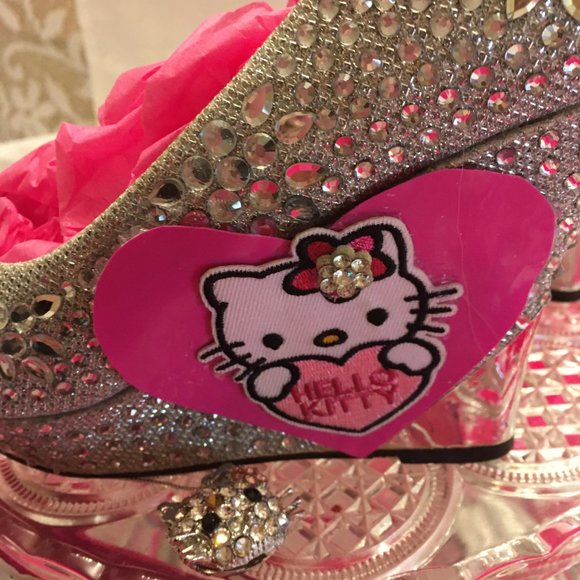Gorgeous vinatge shoes covered in crystals with hello kitty details! - Picture 5 of 9